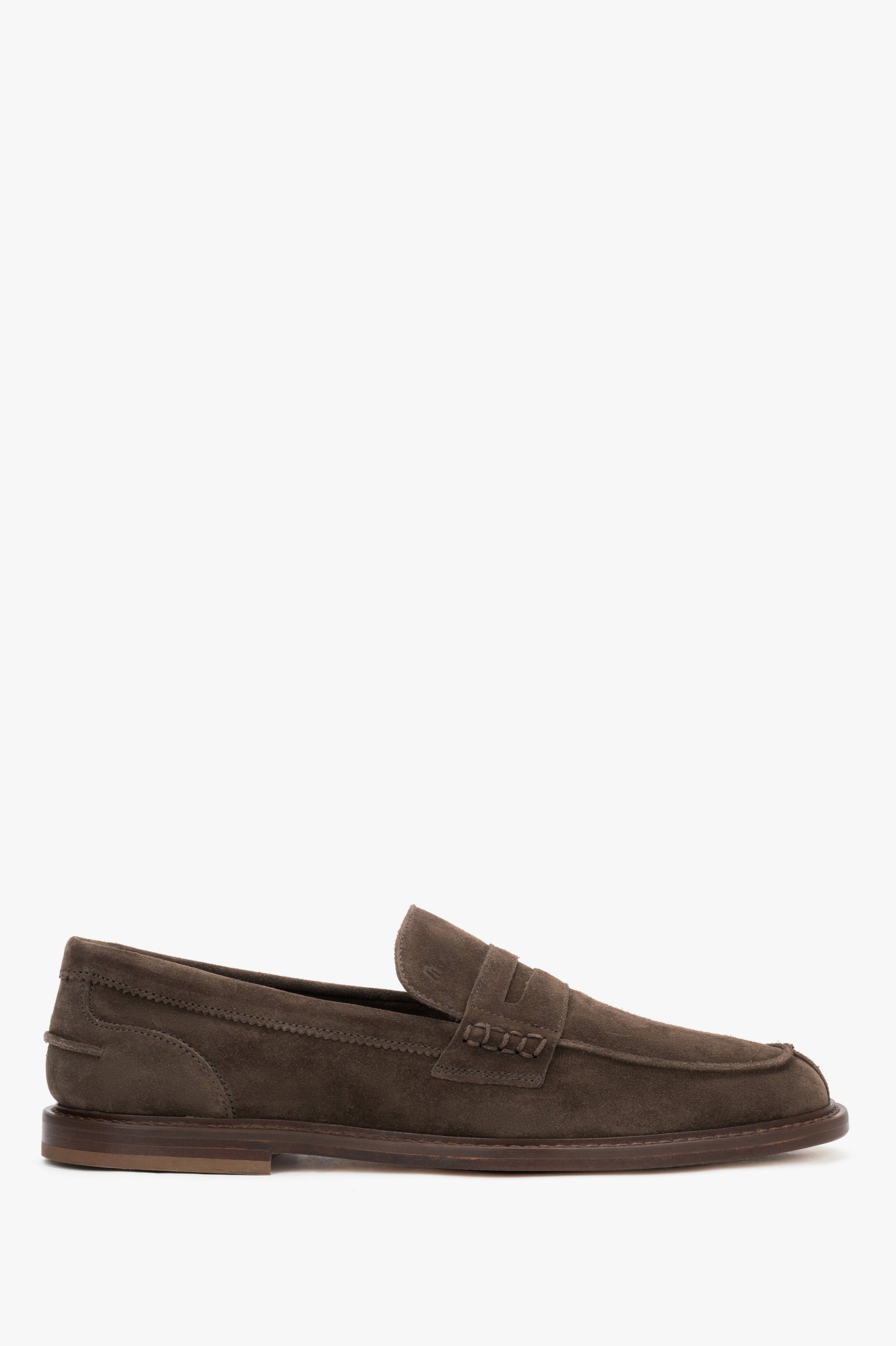 Seitenansicht des dunkelbraunen Herren-Penny-Loafers aus italienischem Velours