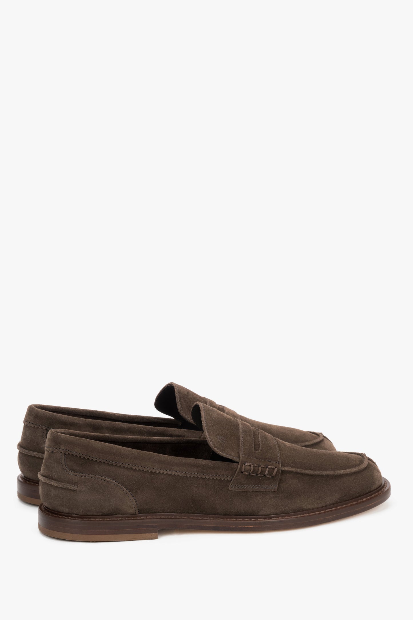 Rückwärtige Schrägansicht der vielseitigen dunkelbraunen Slip-on Halbschuhe für Herren