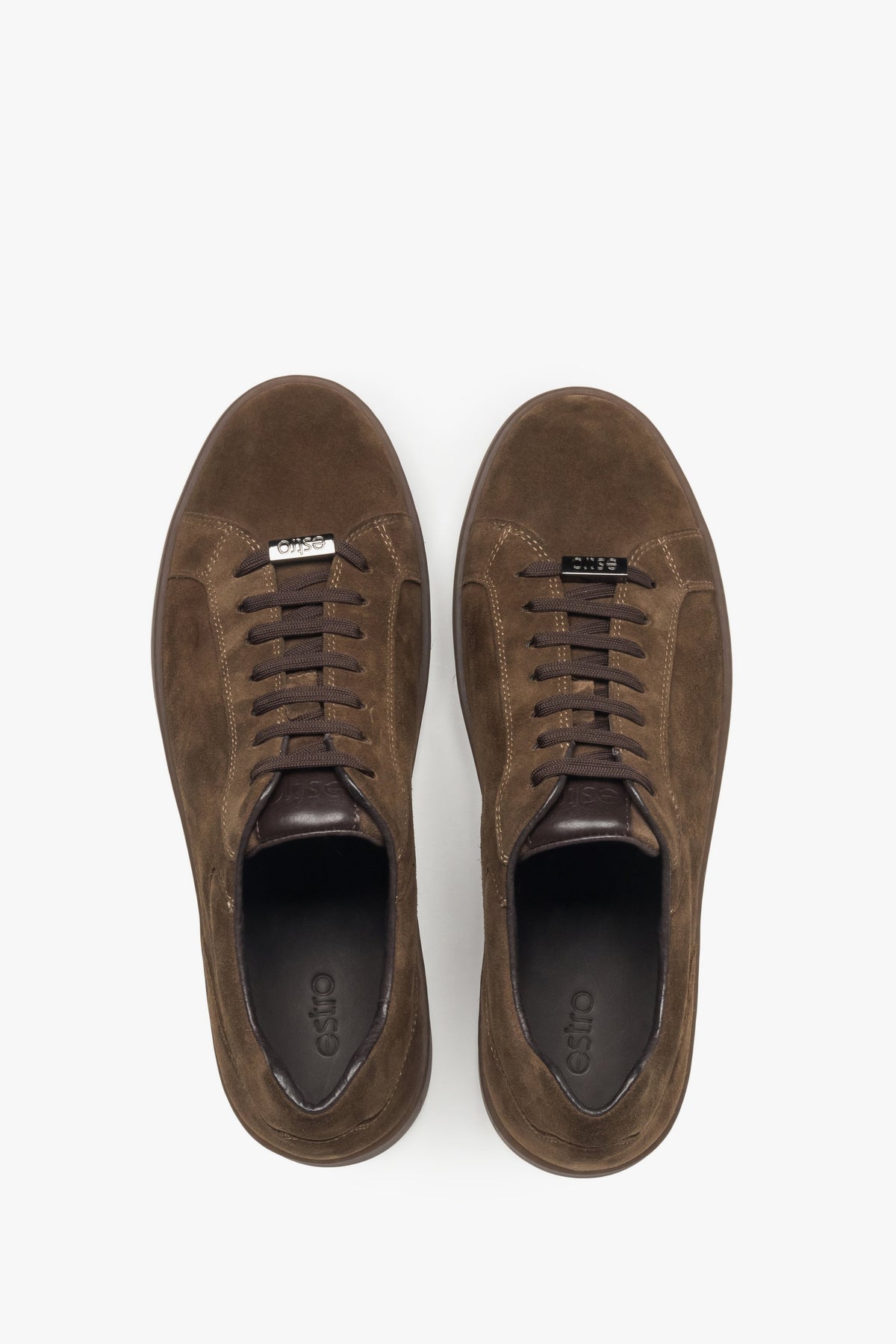 Draufsicht auf die klassischen dunkelbraunen Sneaker für Herren von Estro.