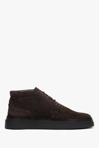 Flaches Seitenprofil der dunkelbraunen Herren-Stiefeletten aus Premium-Velours