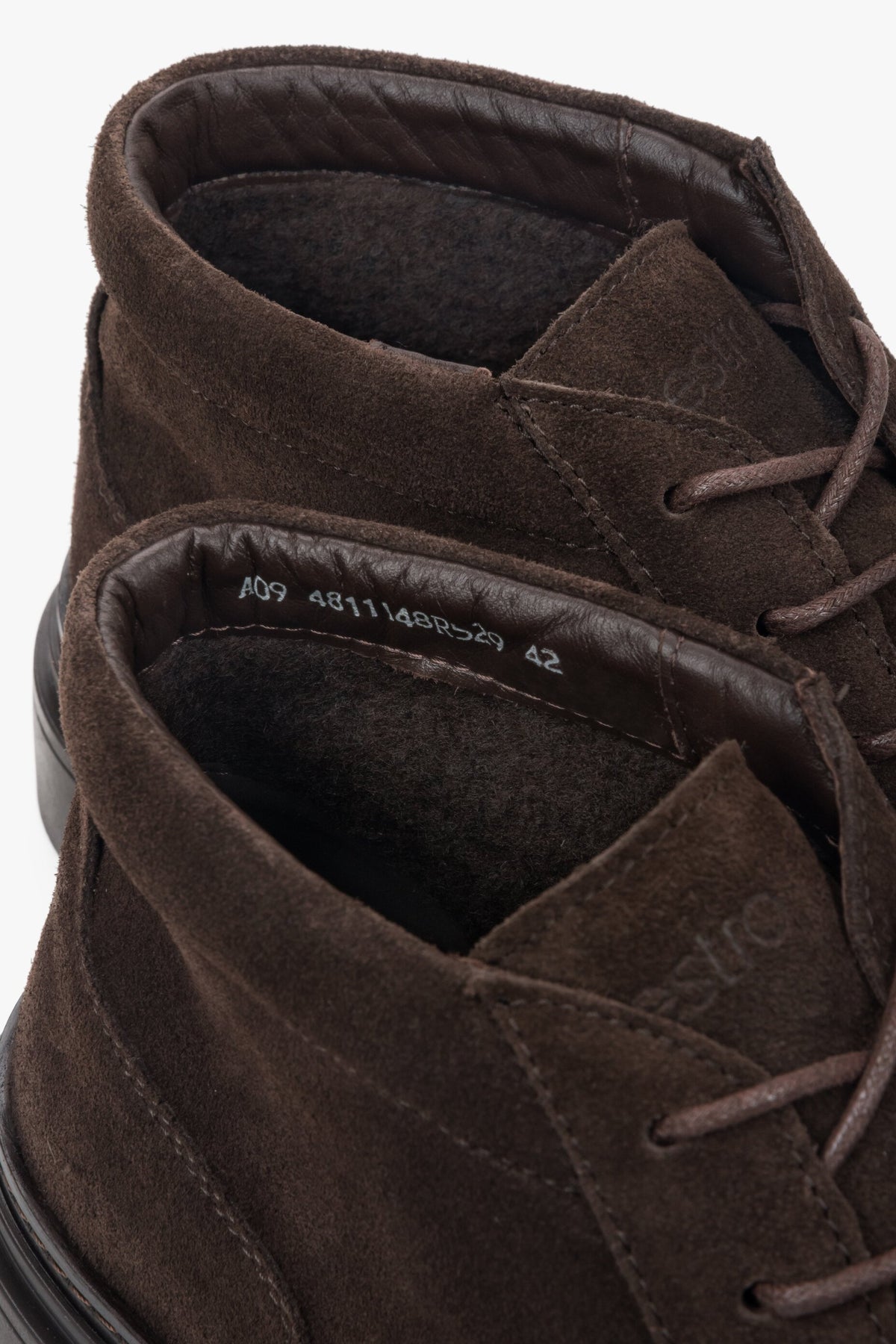 Detailansicht des gepolsterten Schaftrandes und des Innenfutters der braunen Boots