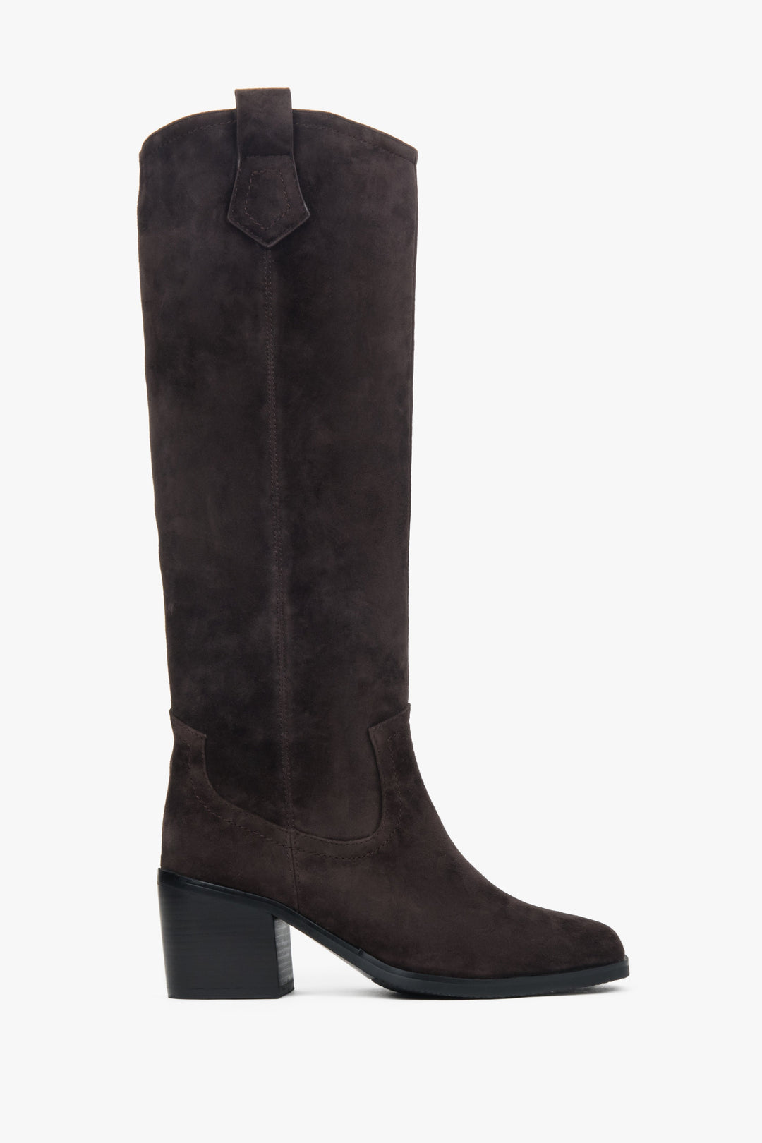 Flache Profilansicht der Außenseite der dunkelbraunen Velours-Cowboyboots mit hohem Schaft und Blockabsatz
