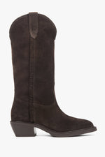 Seitenansicht der dunkelbraunen hohen Damen-Cowboystiefel aus Velours mit charakteristischem Absatz