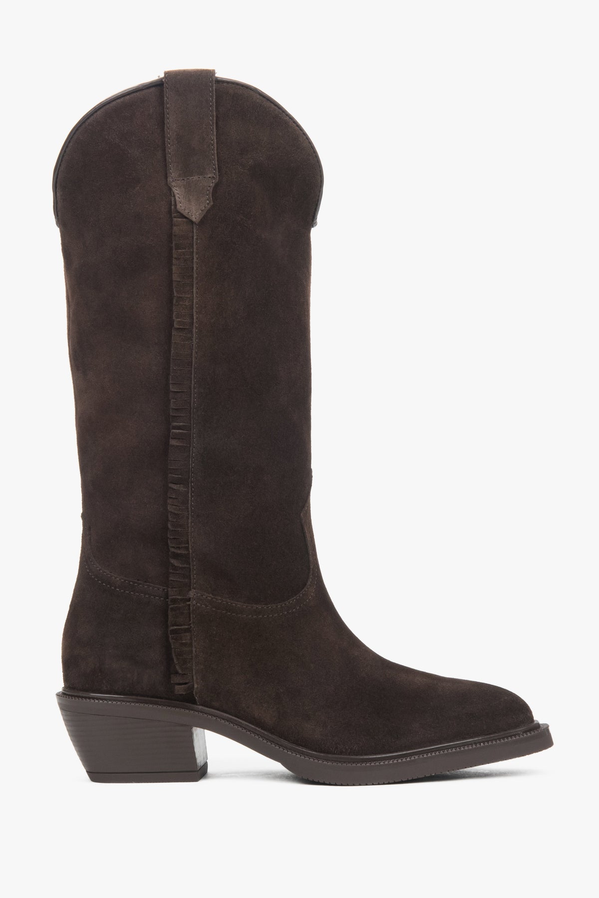 Seitenansicht der dunkelbraunen hohen Damen-Cowboystiefel aus Velours mit charakteristischem Absatz