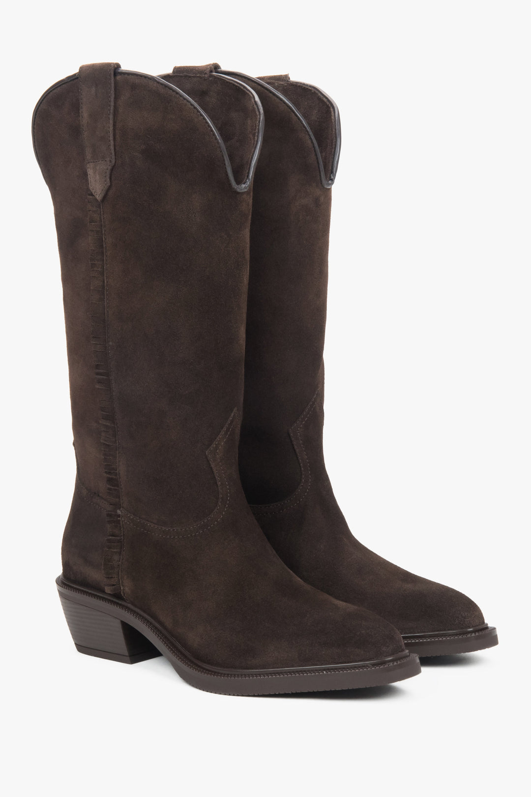 Schrägansicht des eleganten Westernstiefel-Paares zur Veranschaulichung der Ziernähte