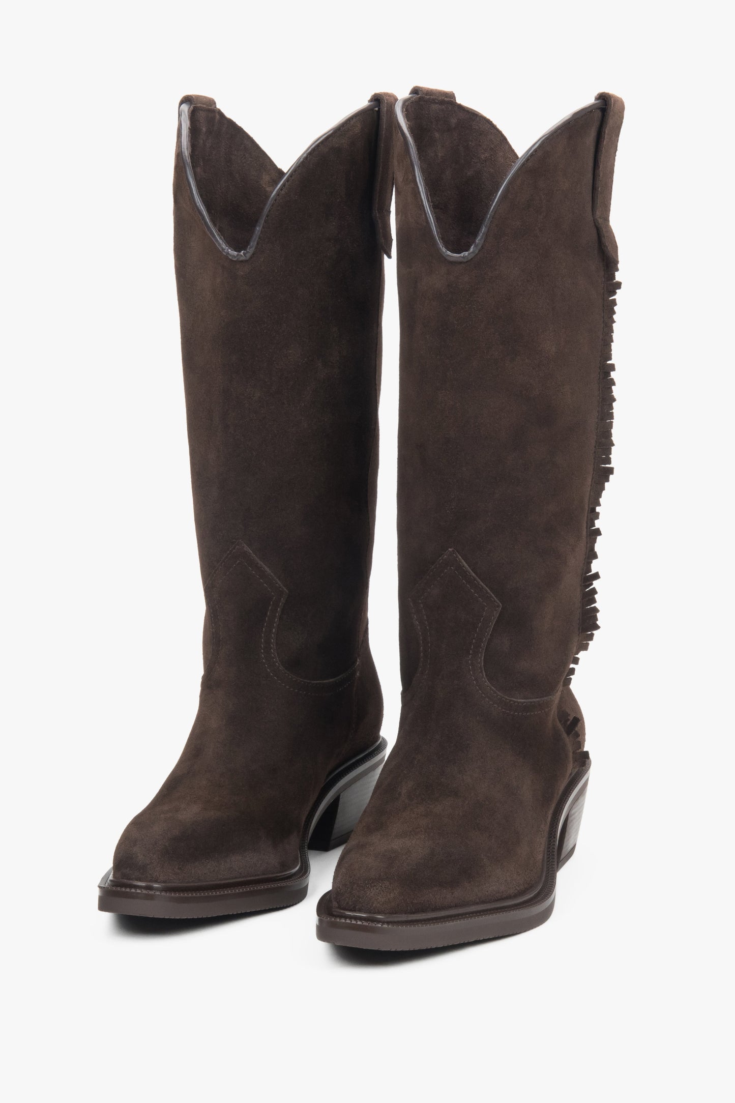Frontale Ansicht der dunkelbraunen Velours-Cowboystiefel für einen klaren Blick auf die Silhouette