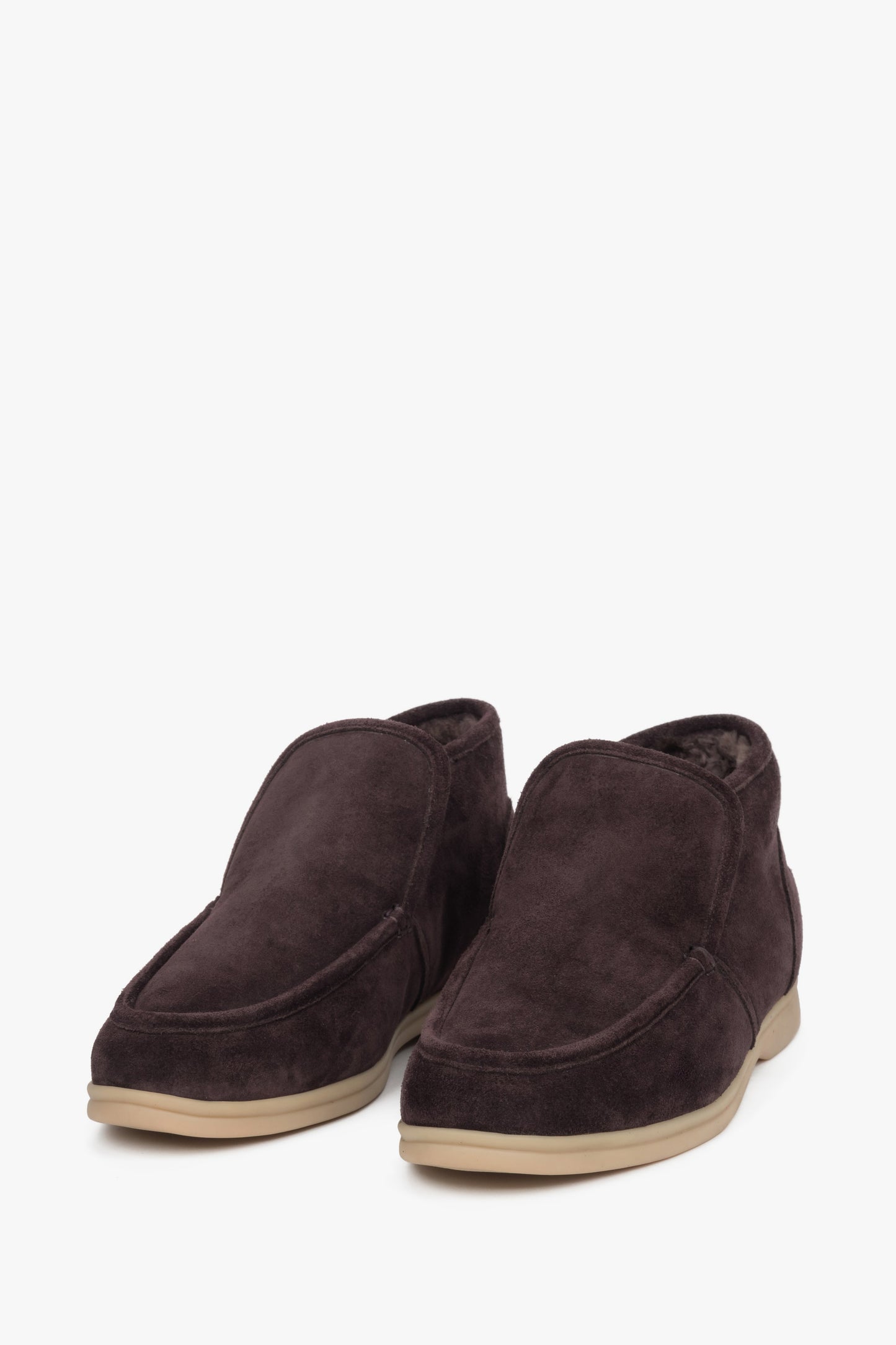 Frontale Schrägansicht der warmen Schlupfschuhe 