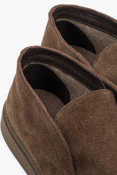 Detailansicht des weichen Flanell-Futters im Innenraum der Schuhe