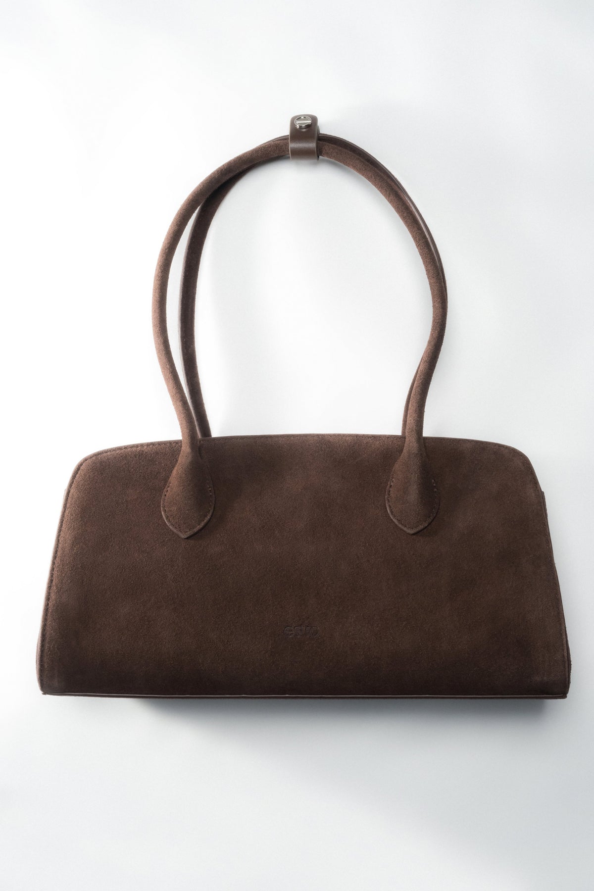 Frontale Ansicht der dunkelbraunen Damen-Schultertasche aus feinem Natur-Veloursleder von Estro.