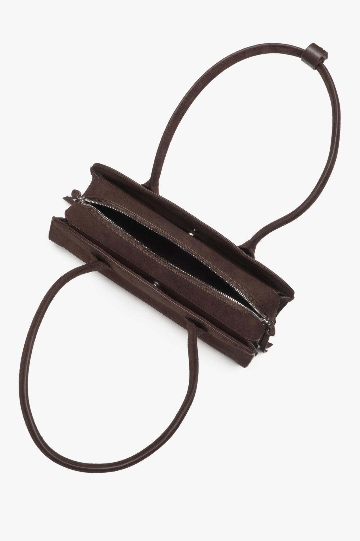 Detailaufnahme der dunkelbraunen Tasche mit Fokus auf die drei praktischen Hauptfächer.