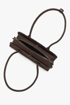 Detailaufnahme der dunkelbraunen Tasche mit Fokus auf die drei praktischen Hauptfächer.