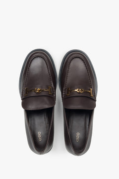 Elegante dunkelbraune Slipper aus echtem Leder für Damen.