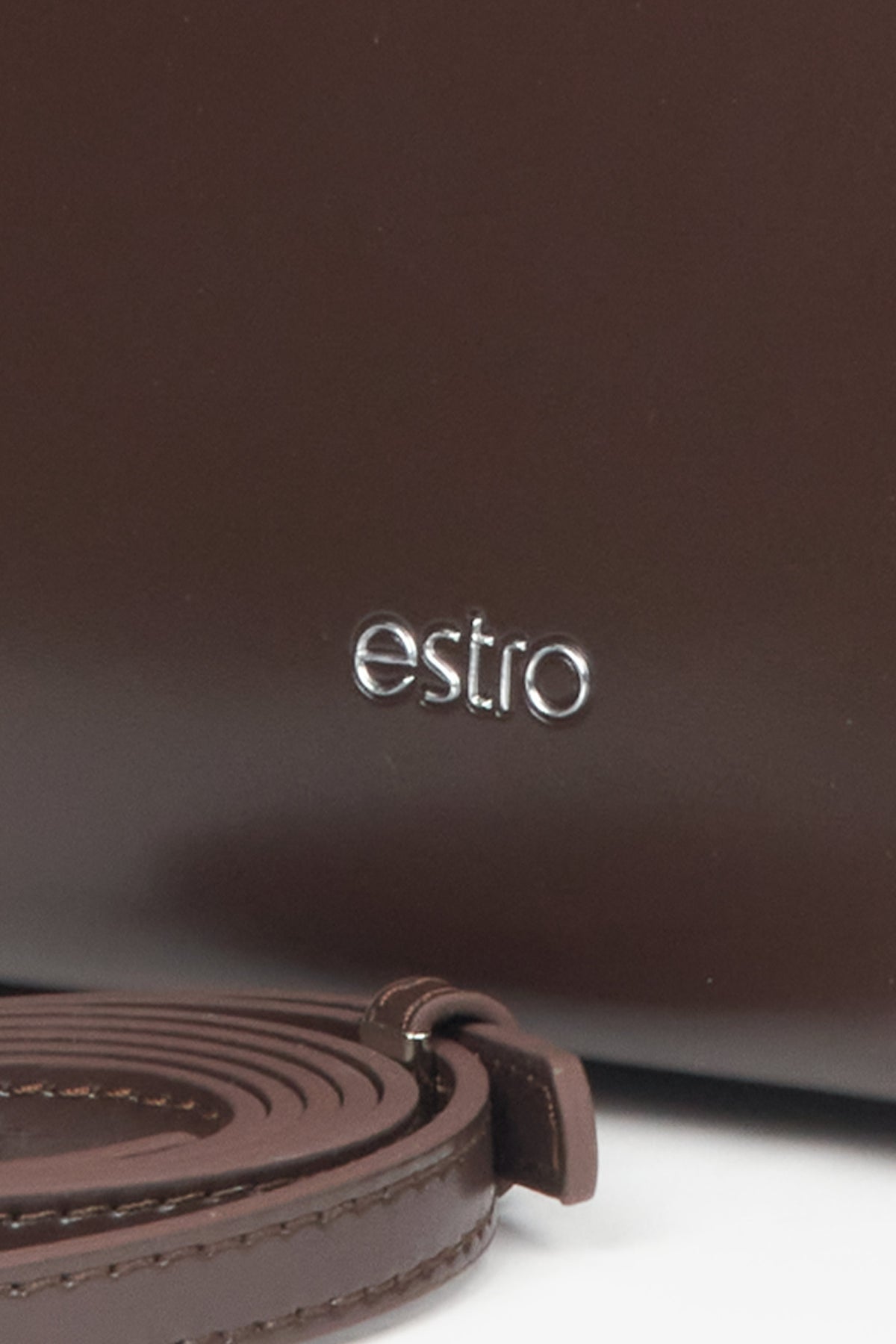 Seitenansicht der dunkelbraunen Estro Ledertasche mit feinen Nähten.