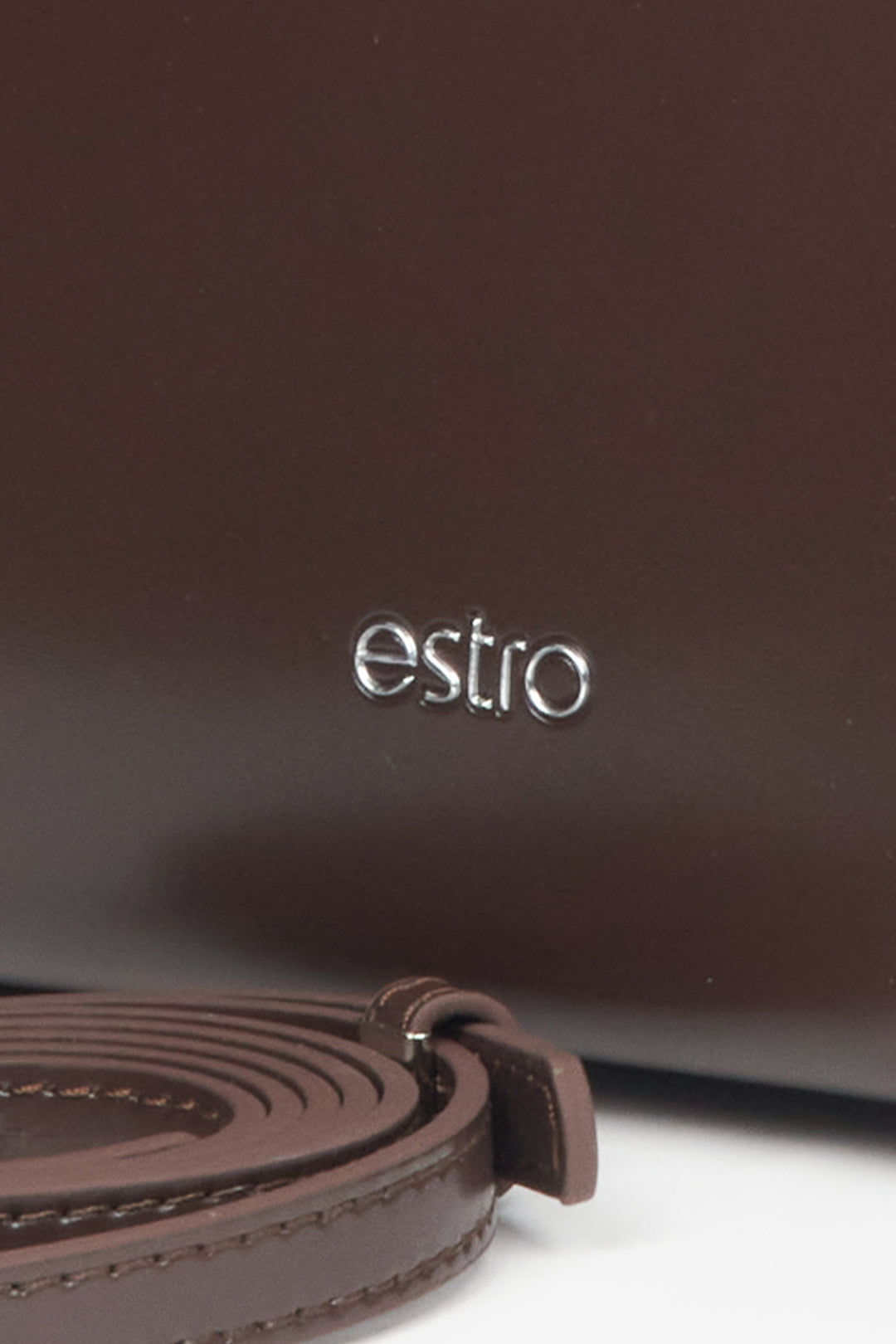 Seitenansicht der dunkelbraunen Estro Ledertasche mit feinen Nähten.