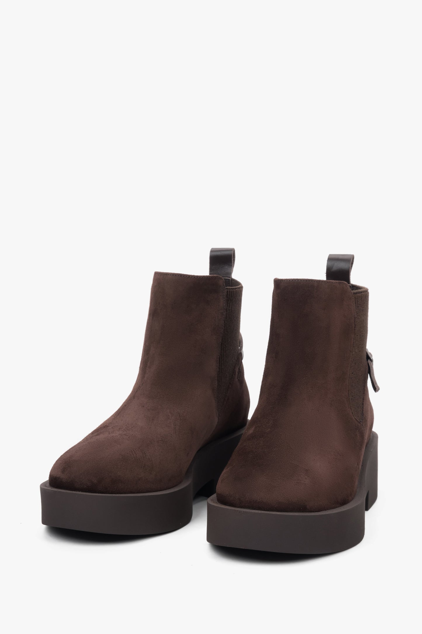 Ein Paar dunkelbraune Chelsea-Boots aus Veloursleder mit klobiger Profilsohle und elastischen Einsätzen.