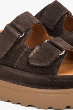Hochwertige dunkelbraune Slipper mit Plateau aus softem Velours.