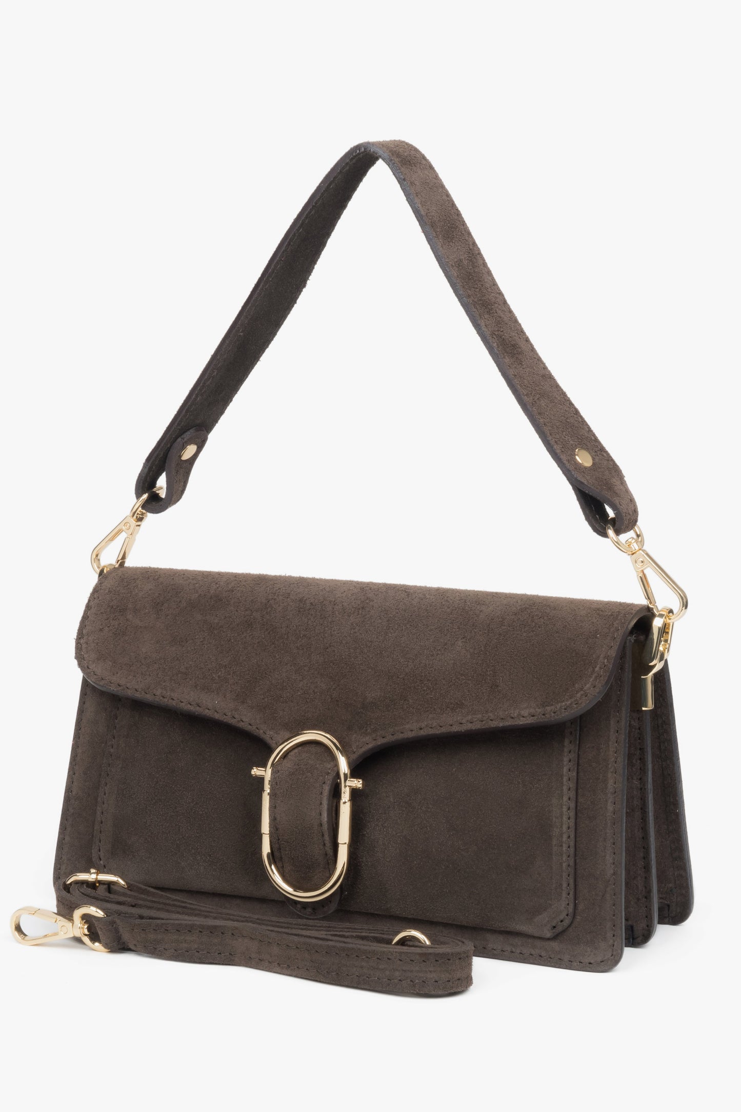 Schrägansicht der dunkelbraunen Tasche mit dem befestigten, kürzeren Schulterriemen aus Velours