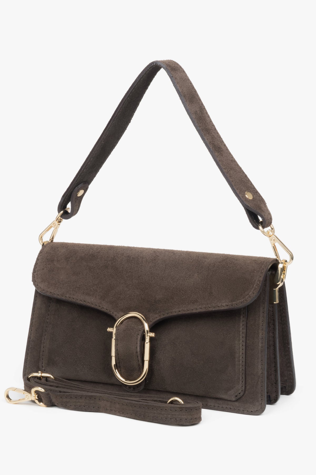 Schrägansicht der dunkelbraunen Tasche mit dem befestigten, kürzeren Schulterriemen aus Velours