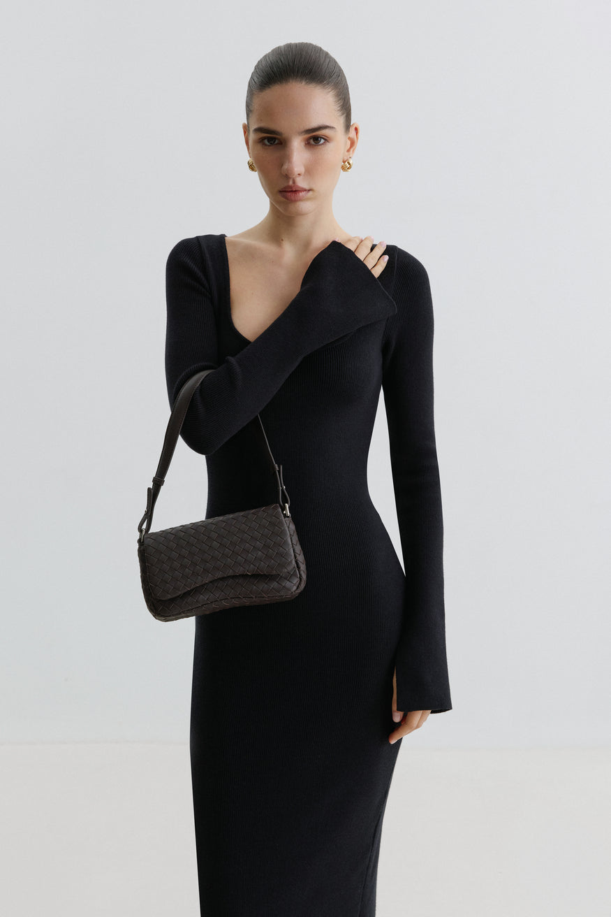 Model im schwarzen Kleid präsentiert die kleine dunkelbraune Ledertasche elegant über der Schulter getragen