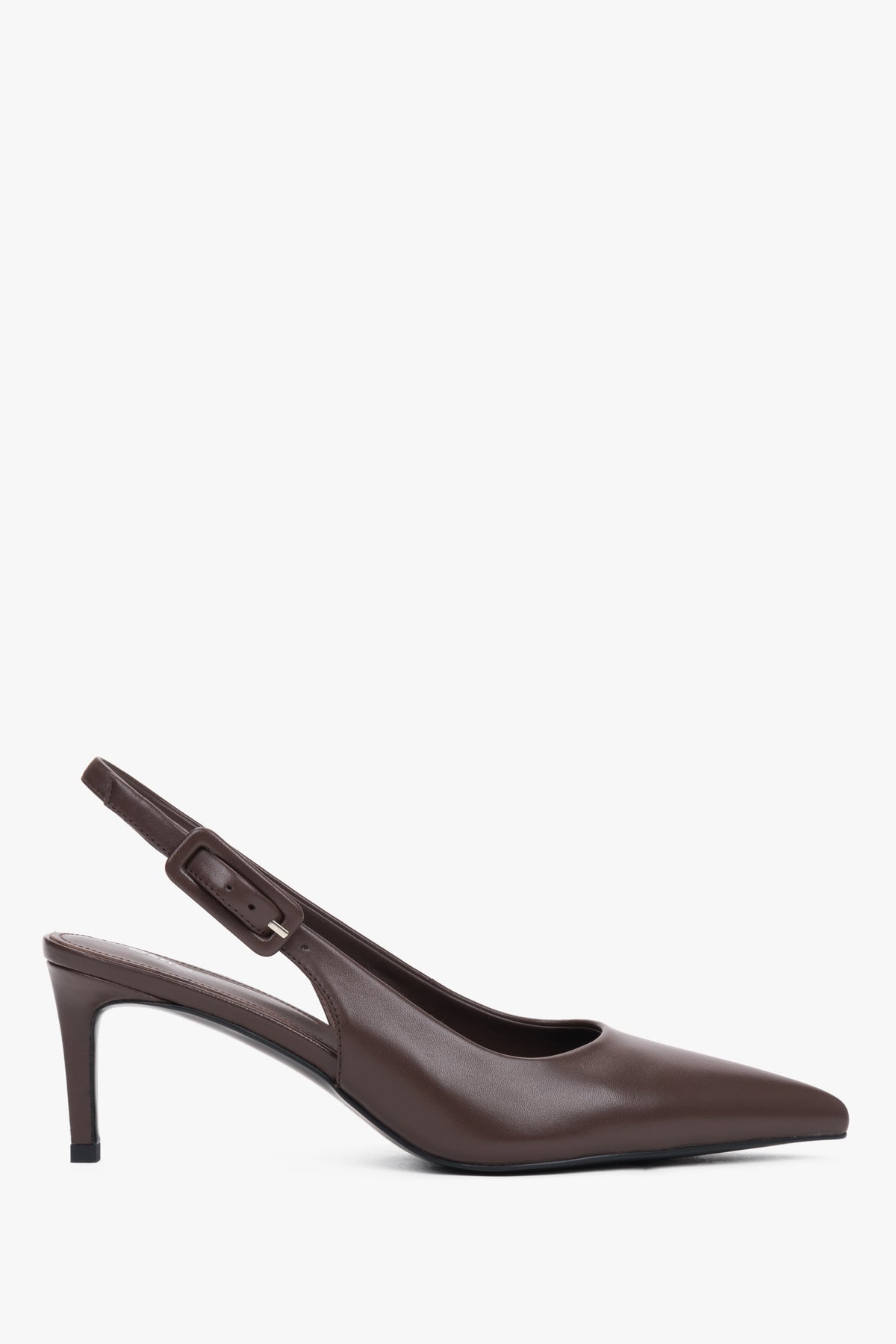 Seitenansicht der dunkelbraunen Slingback-Pumps aus Leder von Estro