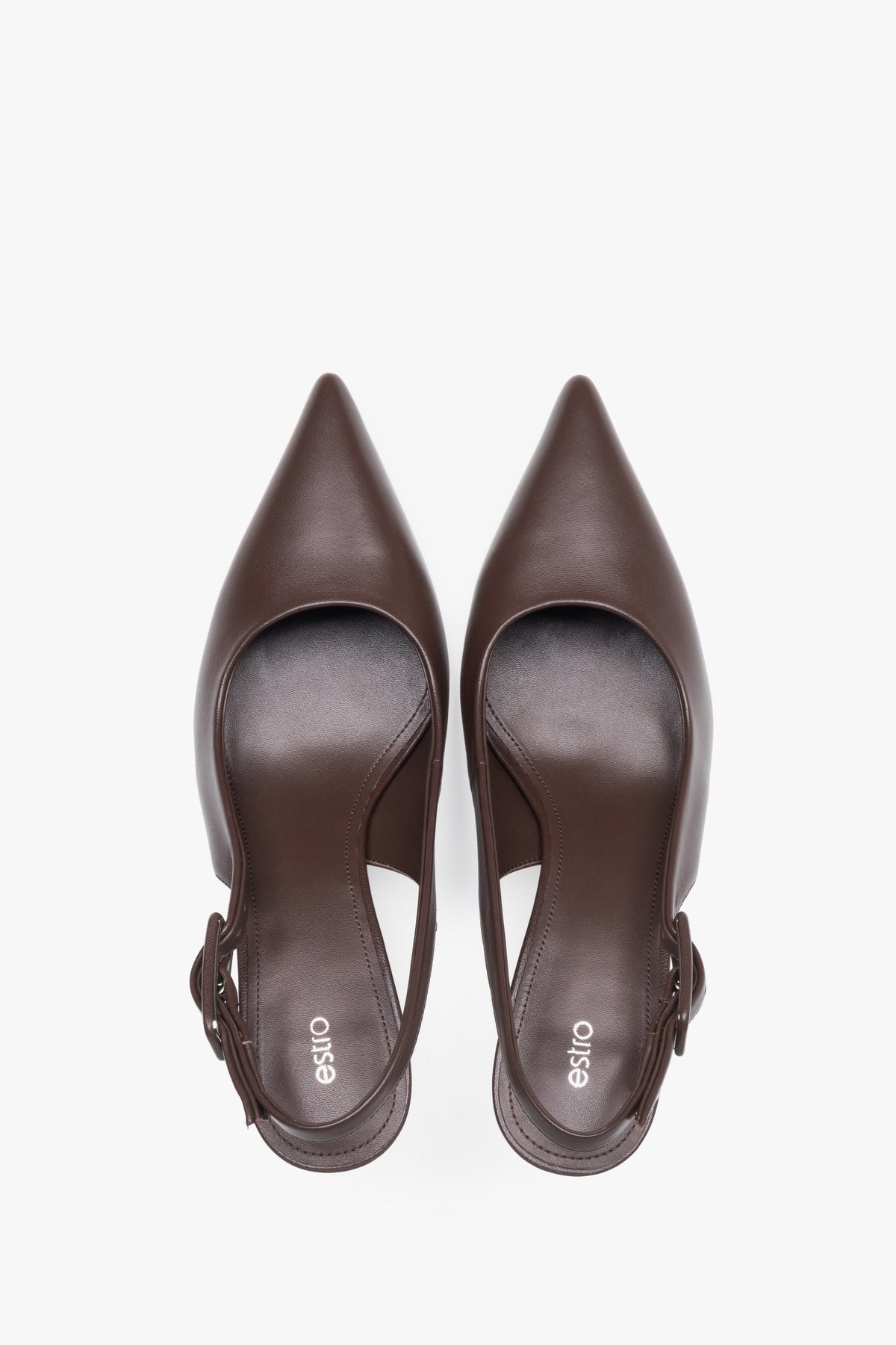 Paar dunkelbraune Slingback-Pumps aus Leder von oben