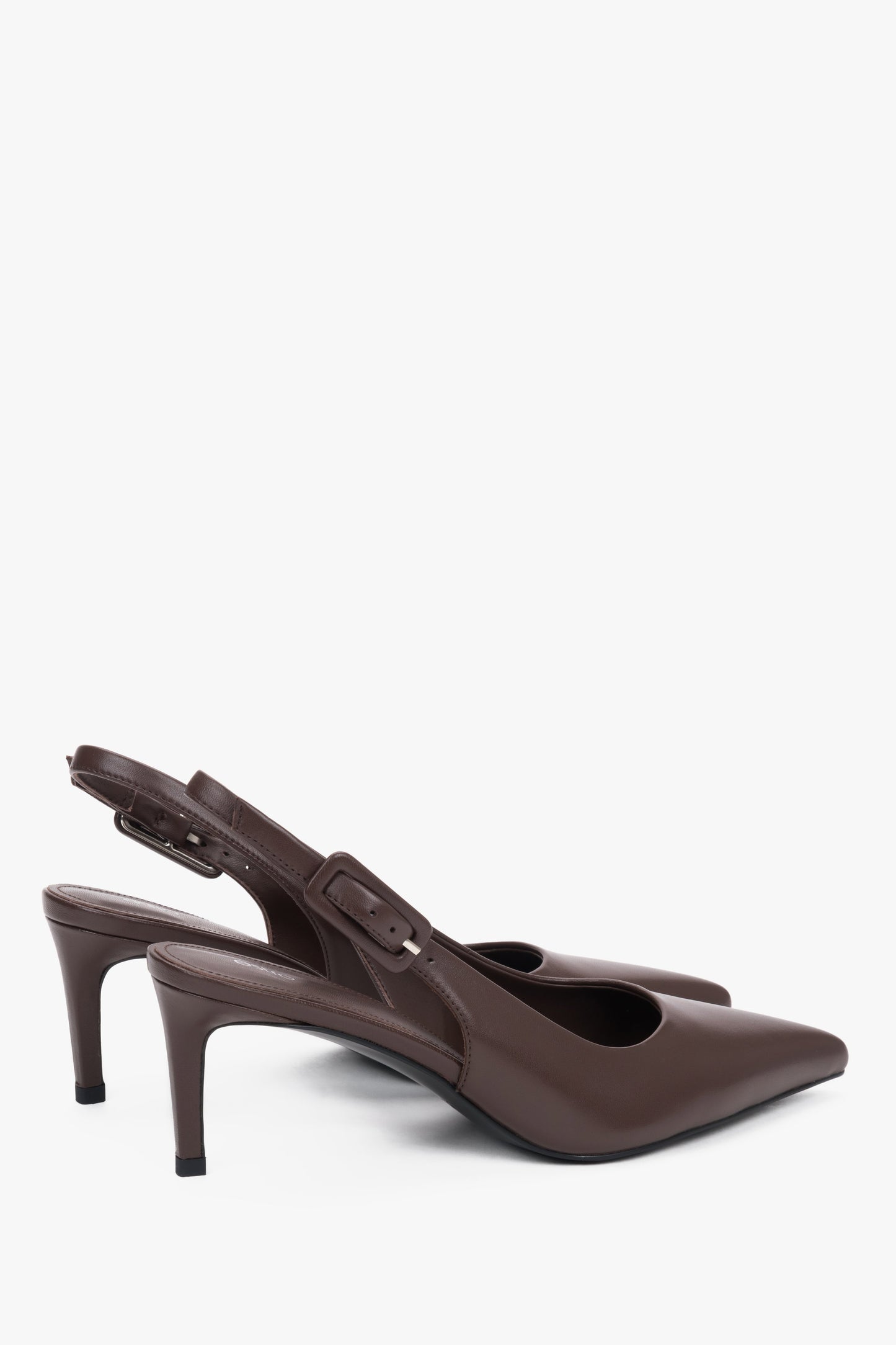 Schräge Ansicht der dunkelbraunen Slingback-Pumps mit Schnalle