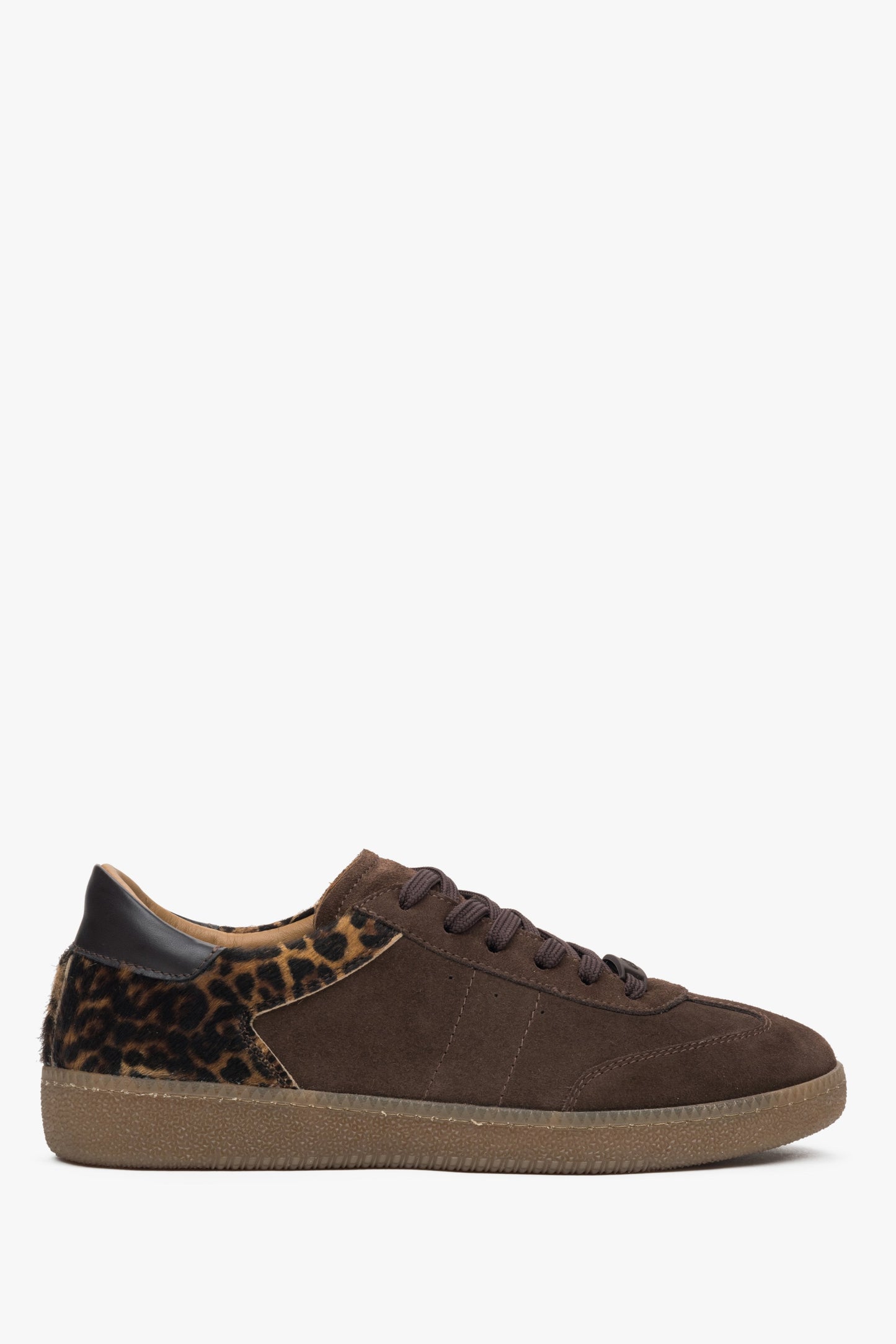 Seitenansicht der dunkelbraunen Veloursleder-Sneaker mit Animal-Print – Estro ER00117298