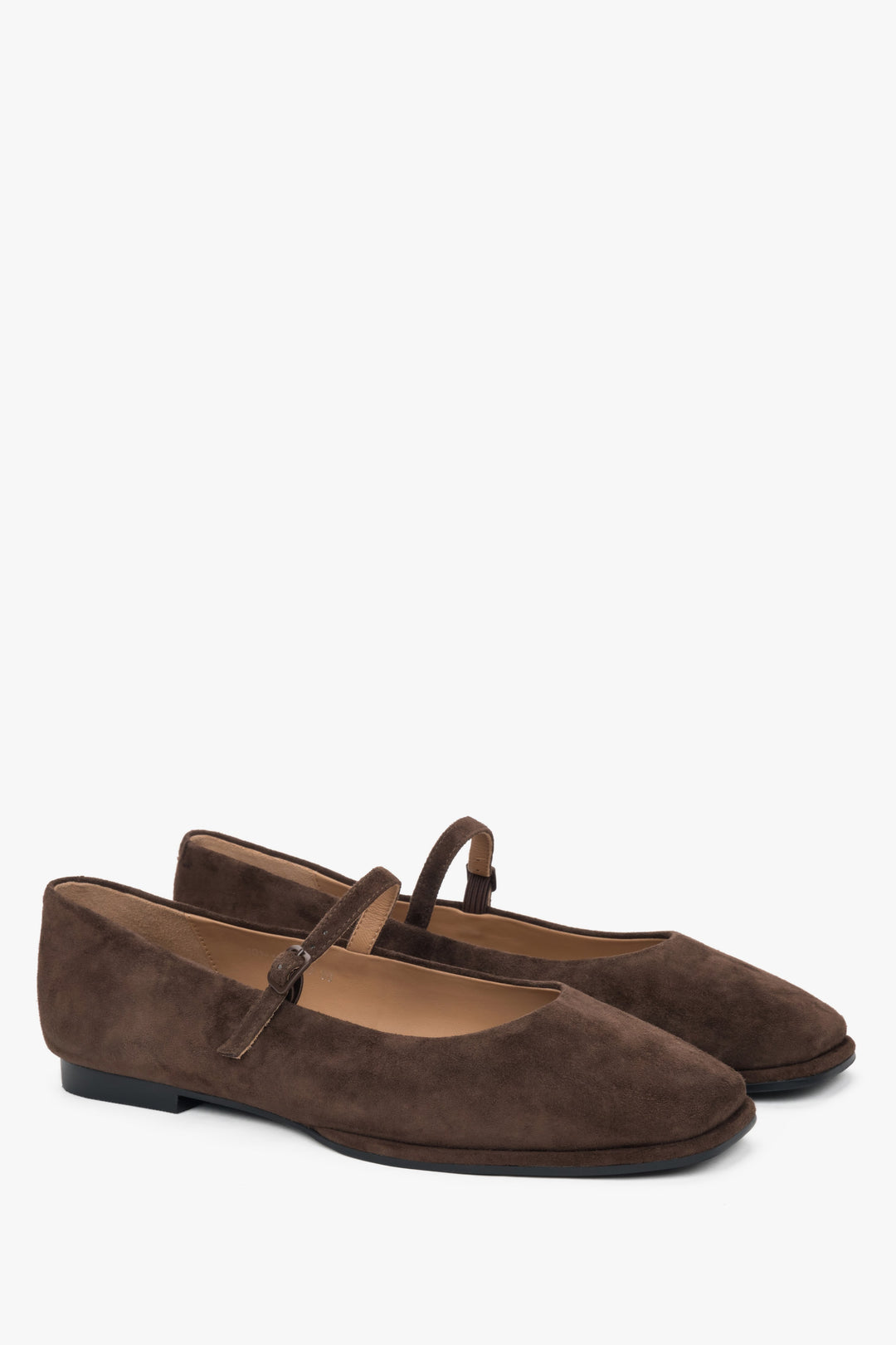 Dunkelbraune Damen-Ballerinas von Estro aus weichem Velours.