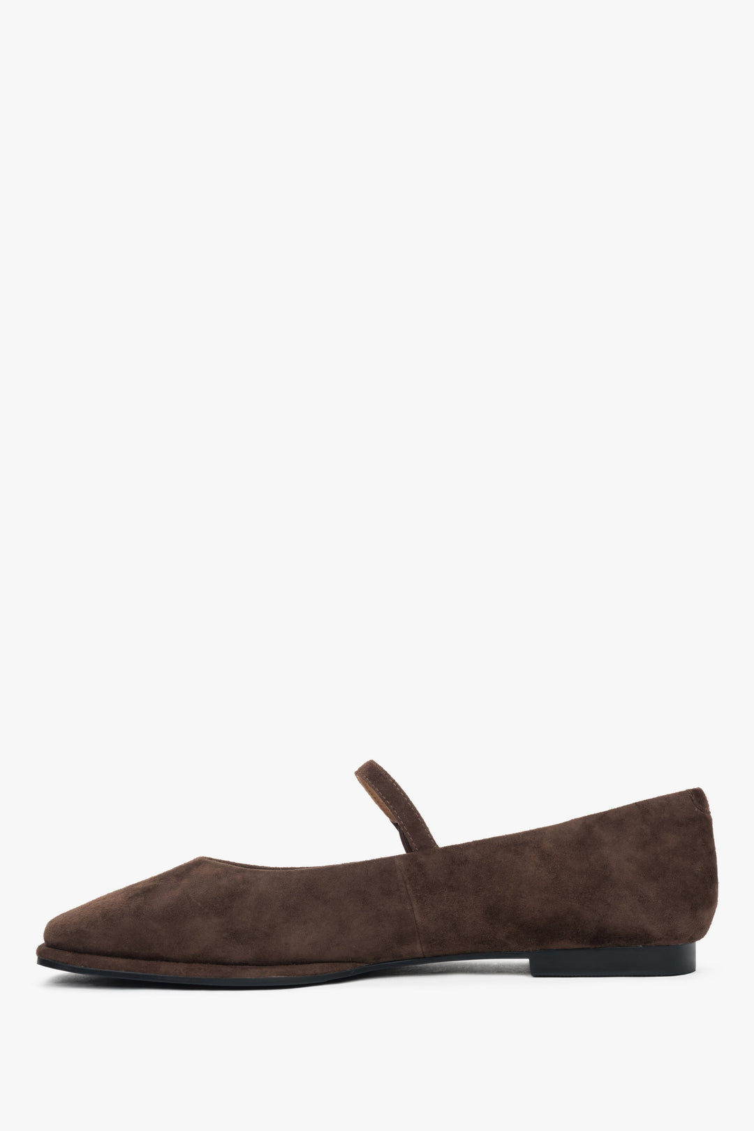 Nahaufnahme der samtigen Textur des dunkelbraunen Velours bei den Ballerinas. 