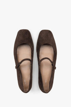 Bequeme dunkelbraune Damen-Schuhe aus echtem Velours für den Alltag. 
