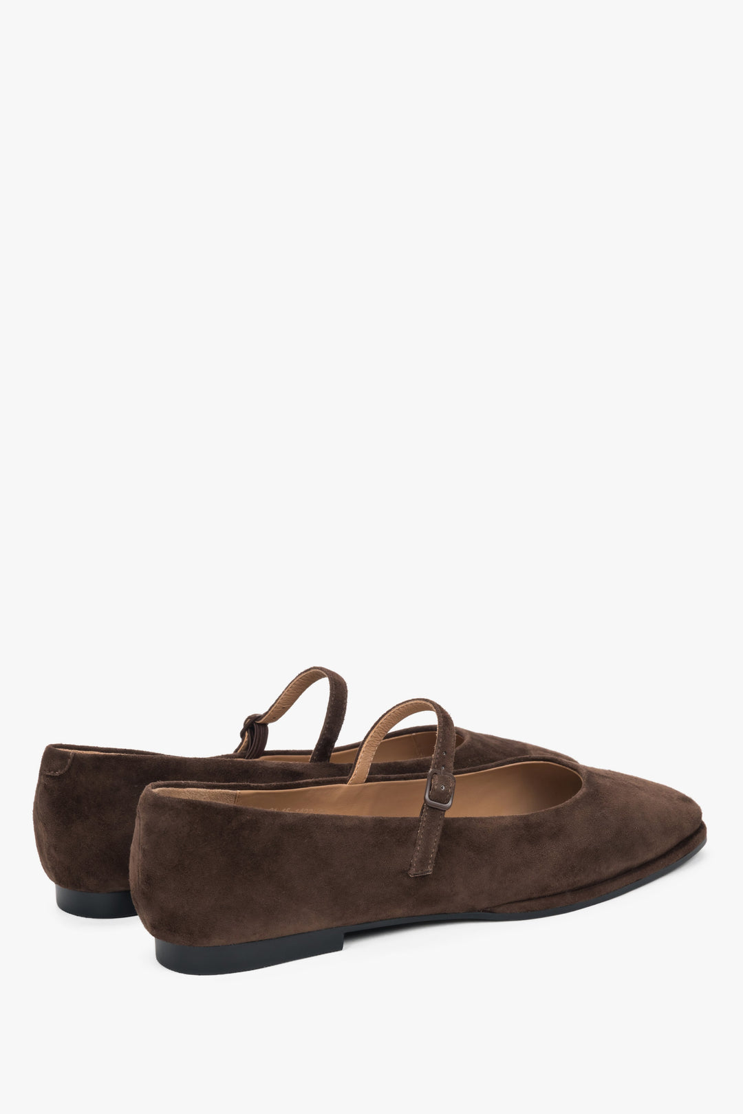 Estro Ballerinas in Dunkelbraun mit minimalistischem Design aus softem Natur-Velours. 