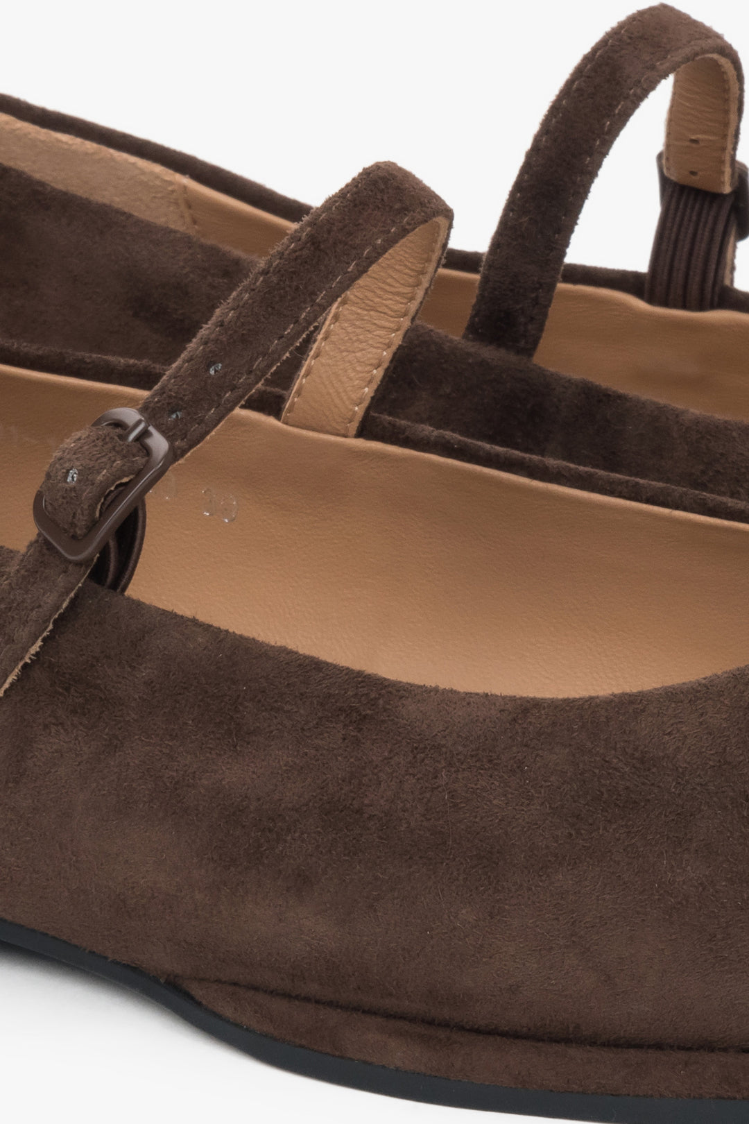 Elegante dunkelbraune Ballerinas aus Velours – ideal für Büro und Freizeit. 