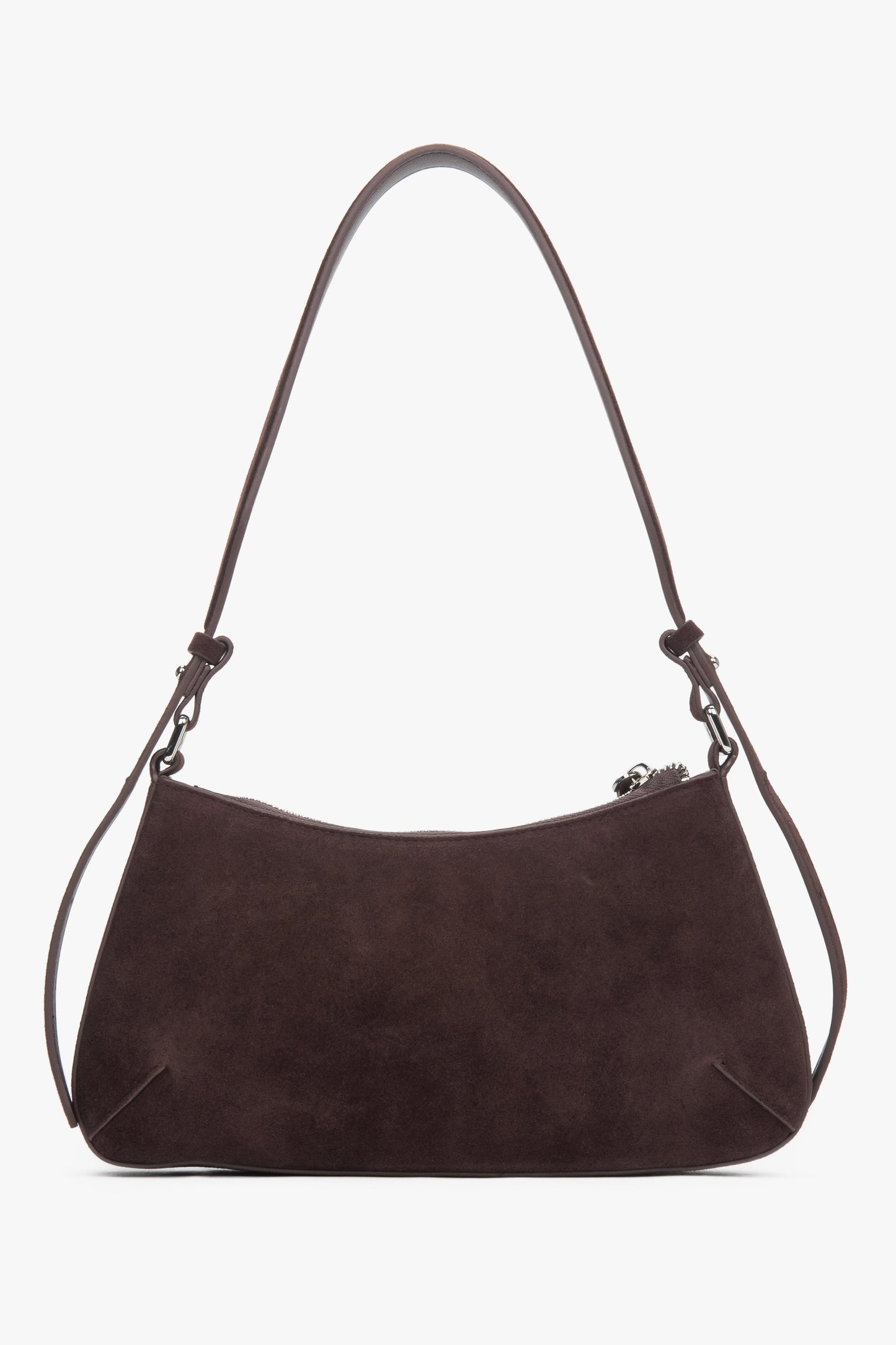 Stilvolle dunkelbraune Wildledertasche – ideal für herbstliche Outfits.