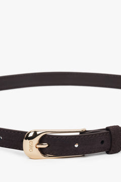 Flach ausgebreiteter dunkelbrauner Damen-Gürtel, der die Breite von 2 cm zeigt.