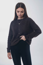 Frontale Ansicht des Models im dunkelbraunen Damen-Pullover mit weicher Alpaka-Wolle