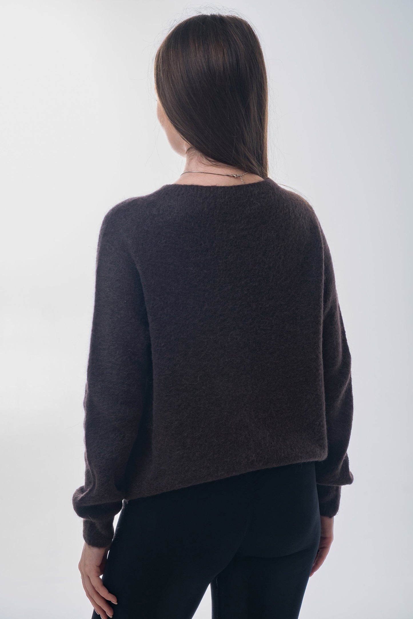 Rückwärtige Schrägansicht des Pullovers mit klassischem Rundhalsausschnitt