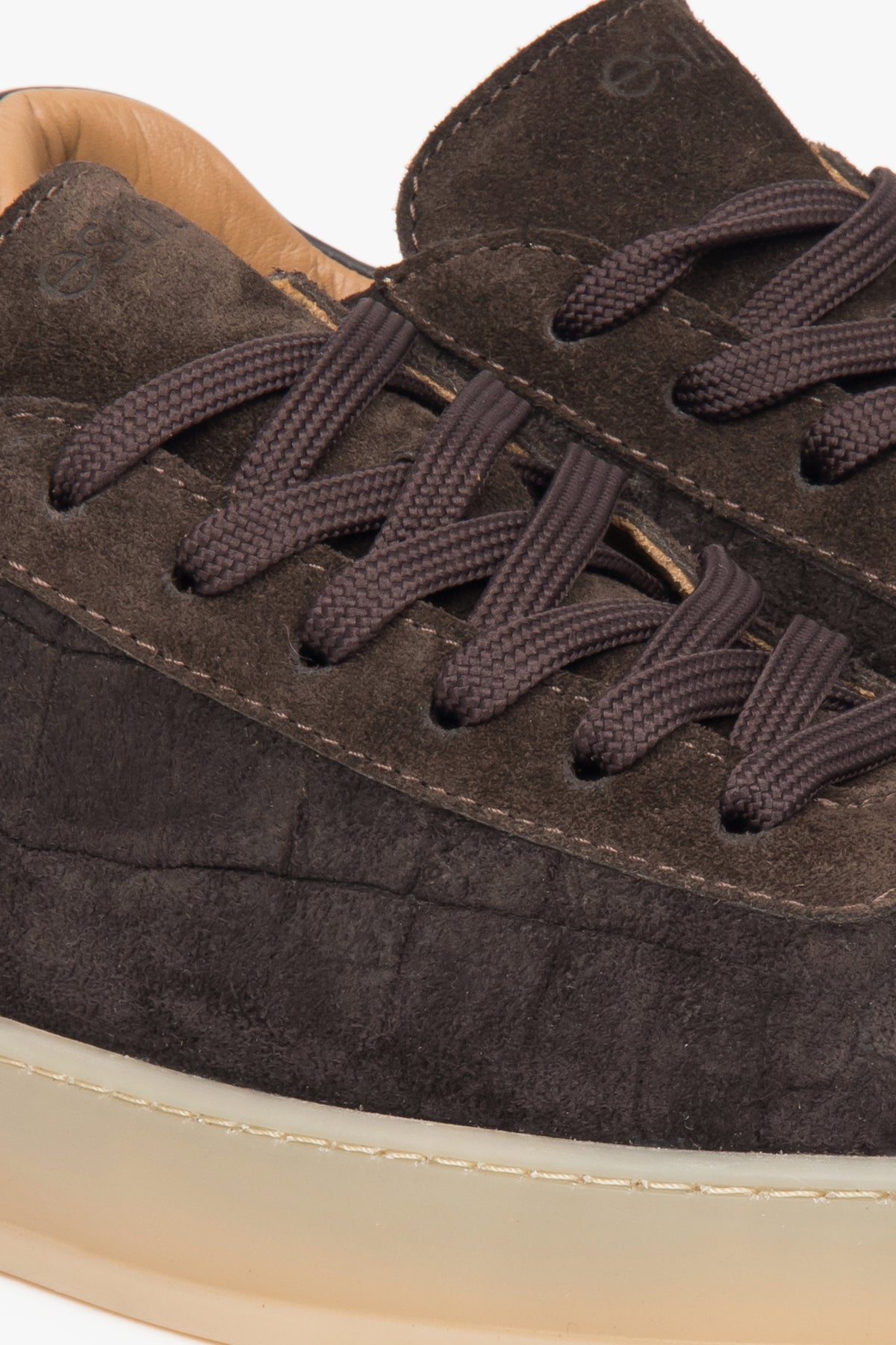 Sneaker von Estro, gefertigt aus dunkelbraunem italienischem Premium-Velours.