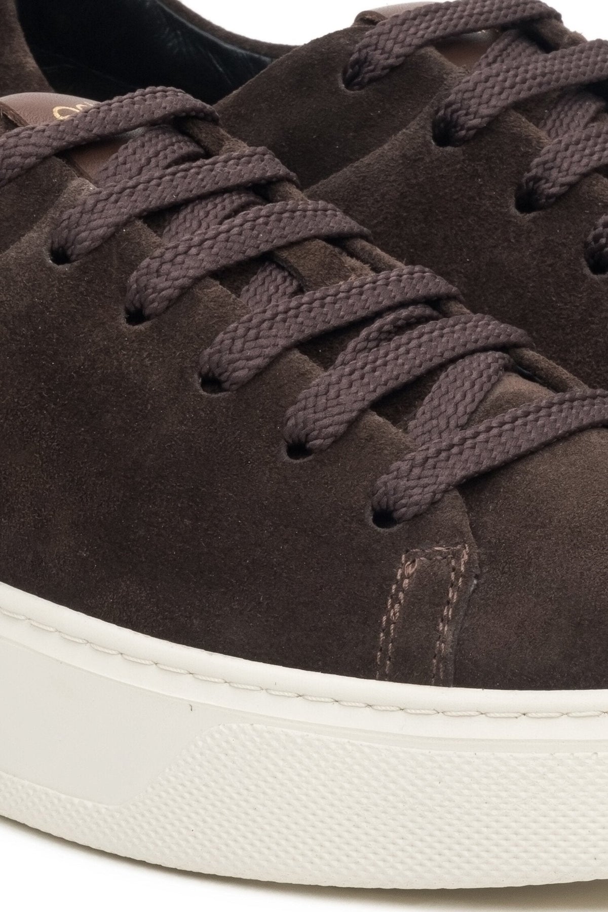 Damen-Sneaker von Estro aus dunkelbraunem Naturvelours – Detailansicht.