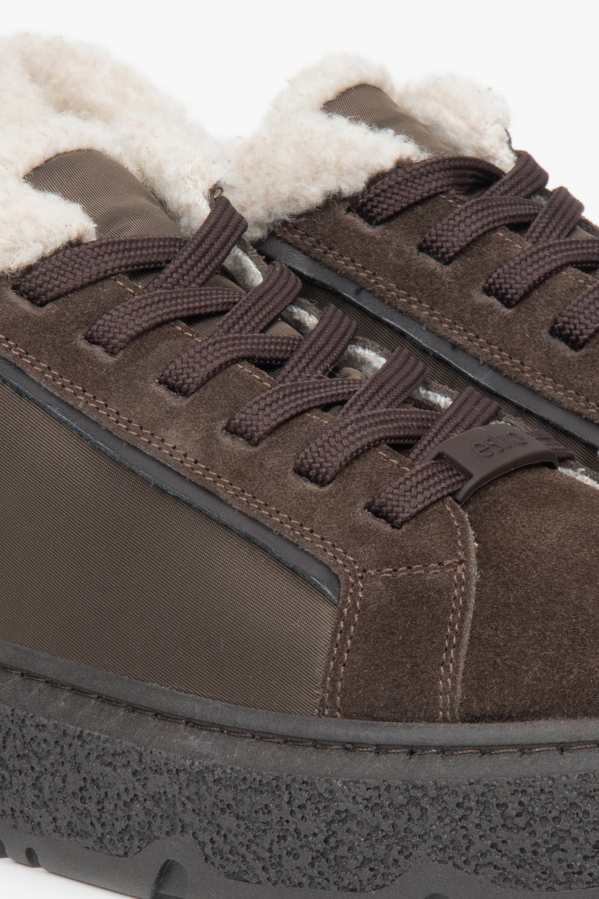 Velours-Sneaker in dunkelbrauner Farbe von Estro.