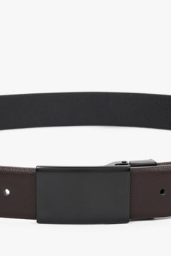 Detailaufnahme der schwarzen, minimalistischen Schnalle des dunkelbraunen Herrengürtels