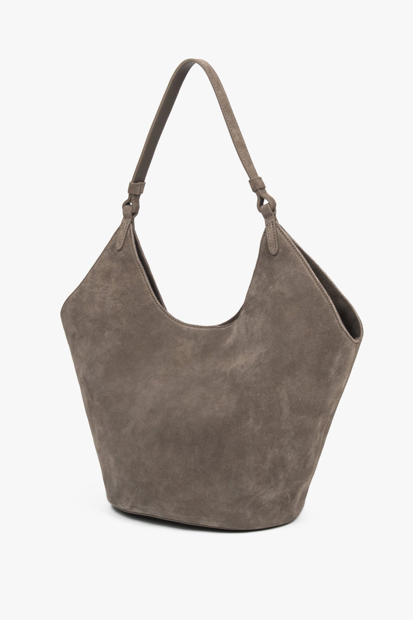 Schrägansicht der Damen-Tasche zur Veranschaulichung der breiten Konstruktion 