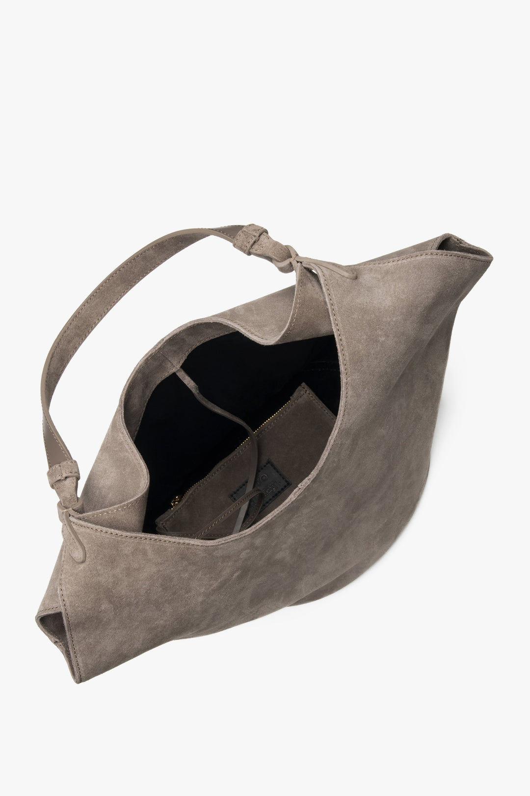 Blick in das geräumige Innere der Tasche mit Velours-Futter und praktischer Fächeraufteilung 