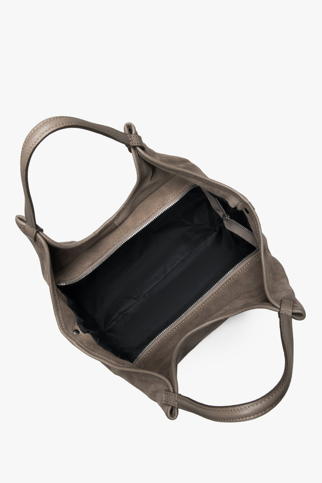 Ansicht der geöffneten Tasche von oben zur Veranschaulichung des geräumigen, dunklen Innenraums 