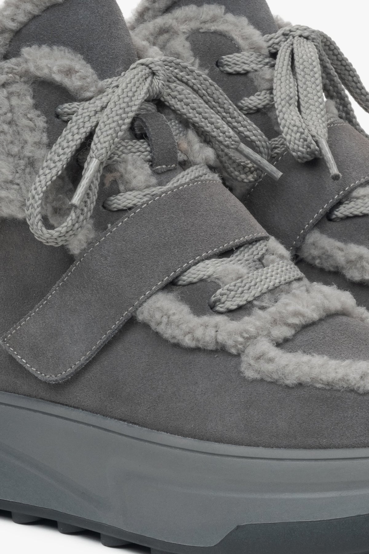 Damen-Veloursstiefeletten in Dunkelgrau für den Winter von Estro mit kuscheligem Wollfutter – Details.