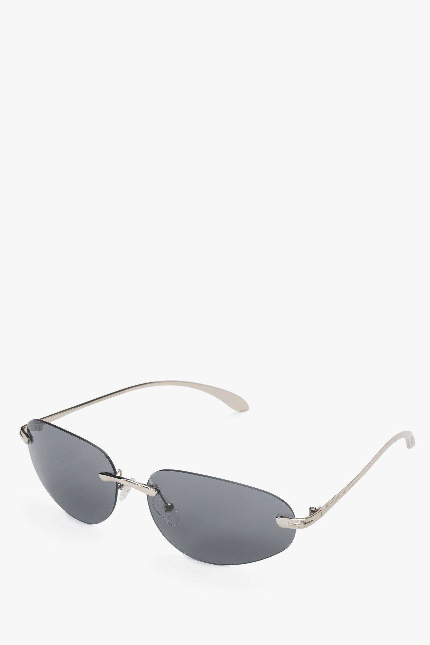 Schräge Ansicht der dunkelgrauen rahmenlosen Sonnenbrille mit Edelstahlbügeln.