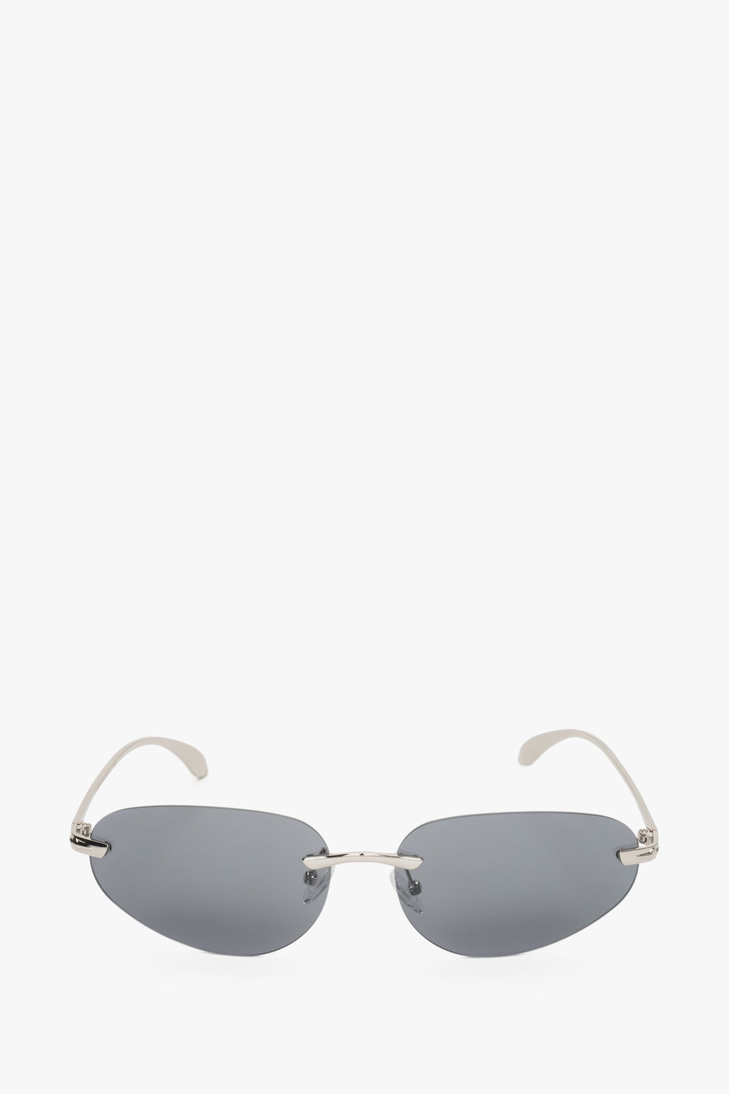 Frontansicht der dunkelgrauen Acryllinsen der rahmenlosen Sonnenbrille.