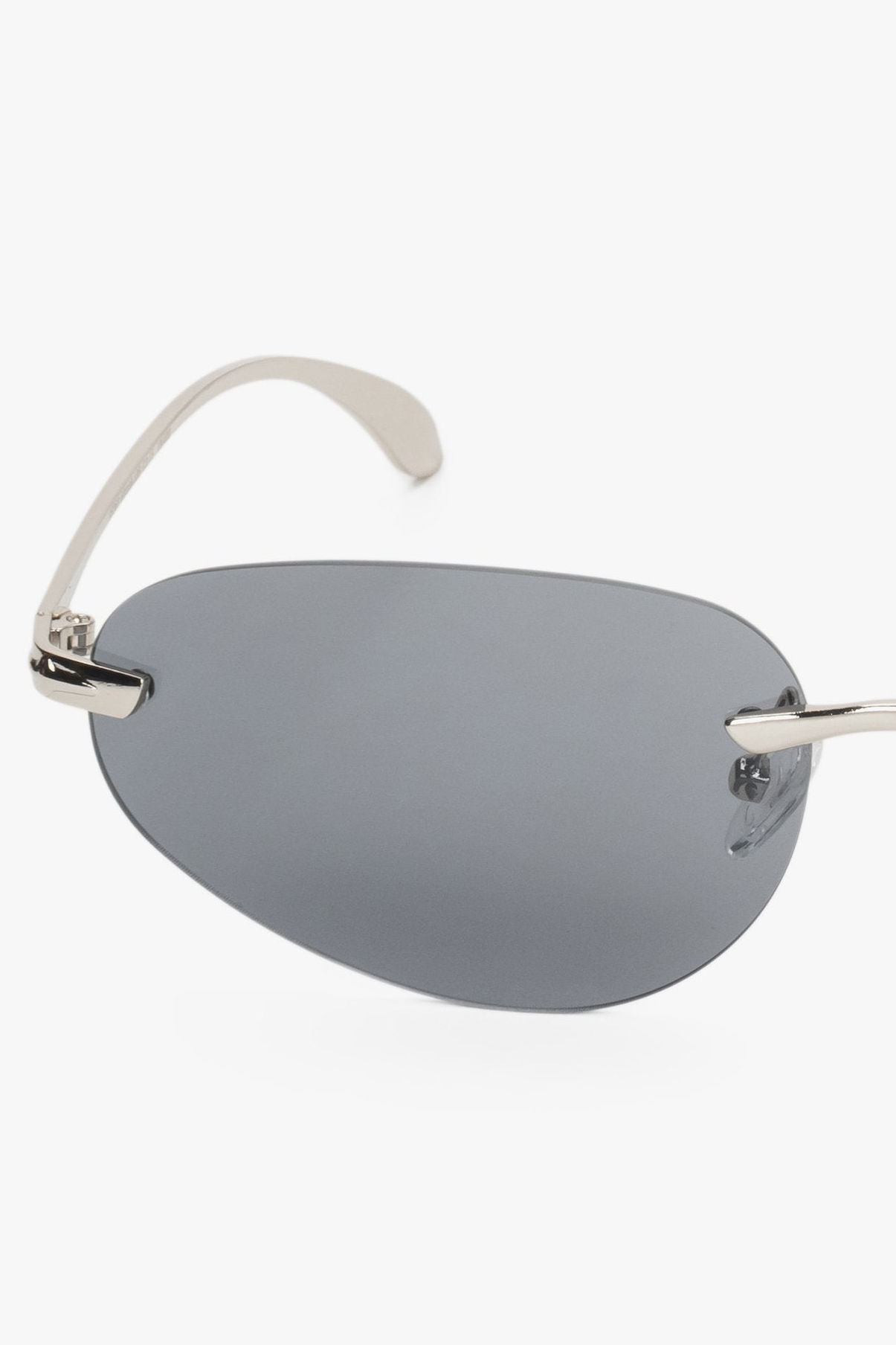 Ansicht der dunkelgrauen Damen-Sonnenbrille mit Nasenpads aus Edelstahl.