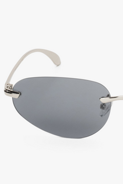 Ansicht der dunkelgrauen Damen-Sonnenbrille mit Nasenpads aus Edelstahl.