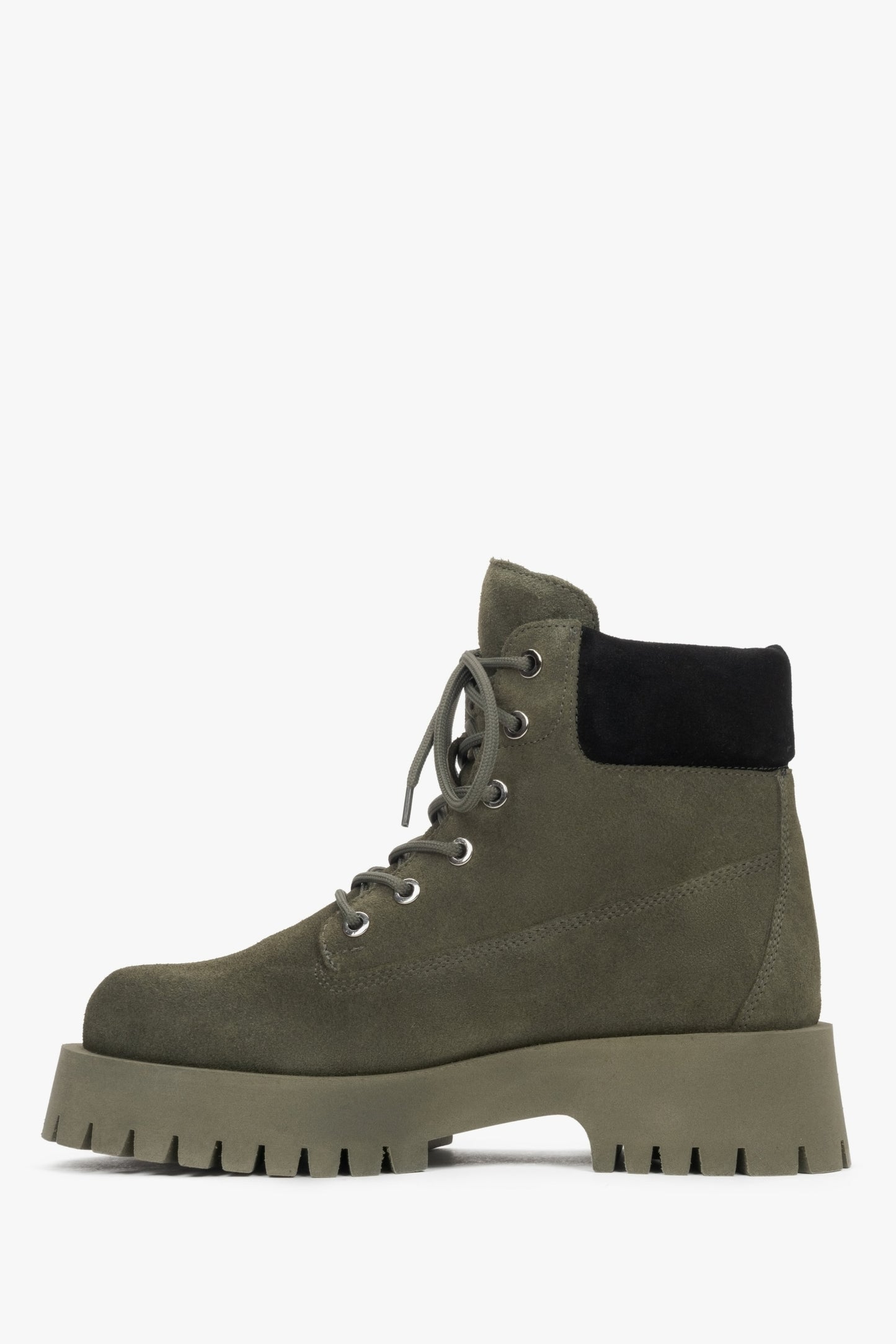 Damen-Stiefeletten aus dunkelgrünem Velours von Estro – Seitenprofil.