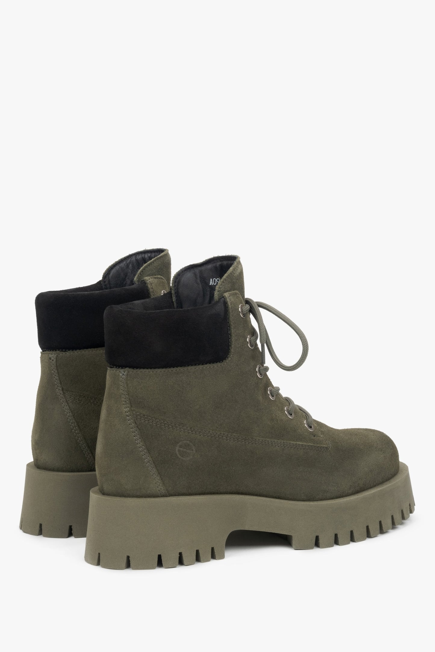 Damen-Stiefeletten aus dunkelgrünem Velours von Estro – Nahaufnahme des Absatzes und der Seitenlinie der Schuhe.